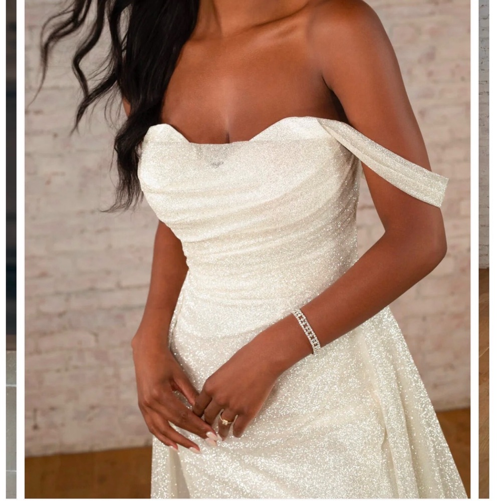 Sella York 7815, Size 18
Wedding Gown with Detachable Overskirt